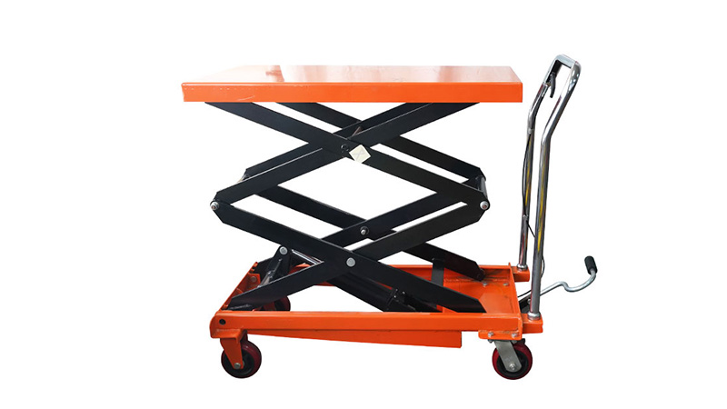 Mitä tarkistuksia tulee tehdä ennen hydraulisen nostopöydän käyttöä?